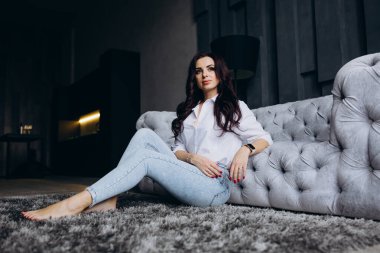 Stüdyoda poz veren güzel esmer kadın.