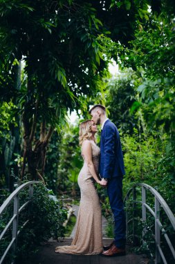 Gelin ve damat köprüde poz veriyor 