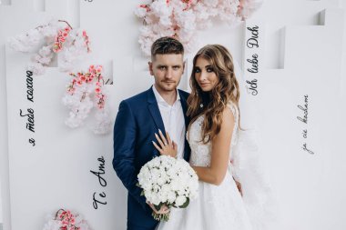 Güzel mutlu gelin ve damat düğün töreninde               