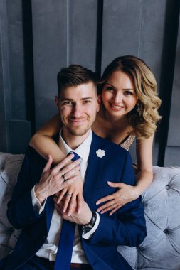 Mutlu genç çift stüdyoda poz veriyor. 