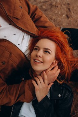 Parktaki bankta birbirine aşık bir çift poz veriyor. 