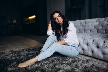 Stüdyoda poz veren güzel esmer kadın.