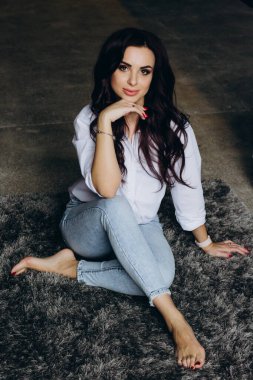 Stüdyoda poz veren güzel esmer kadın.
