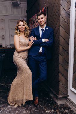 Genç ve güzel bir çift stüdyoda poz veriyor.