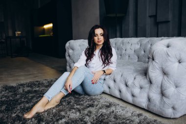 Stüdyoda poz veren güzel esmer kadın.