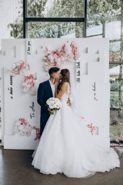 Güzel mutlu gelin ve damat düğün töreninde               