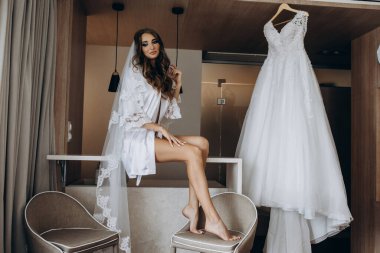 Sabahları evde poz veren beyaz cübbeli ve peçeli güzel gelinin portresi.              