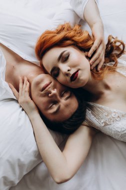 Sabahın köründe genç bir çift yatakta sarılıyor. 