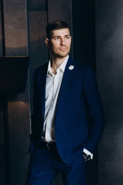 Takım elbiseli yakışıklı bir iş adamının portresi.