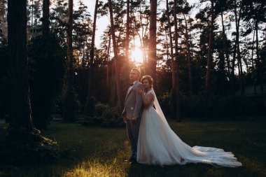 Güzel, mutlu, genç bir çift yaz parkında poz veriyor.       