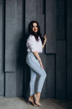 Stüdyoda poz veren güzel bir kadın.