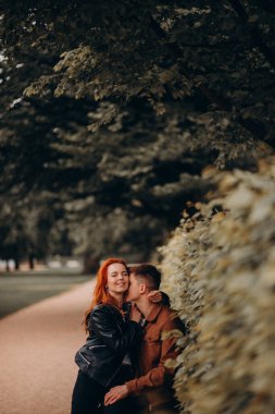 Genç ve güzel bir çift sonbahar parkında poz veriyor. 