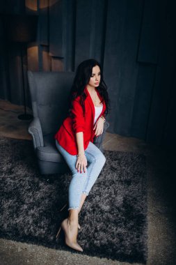 Kırmızı ceketli güzel bir kız. 