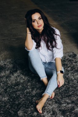 Stüdyoda poz veren güzel esmer kadın.