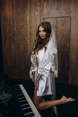 Sabahları evde poz veren beyaz cübbeli ve peçeli güzel gelinin portresi.              