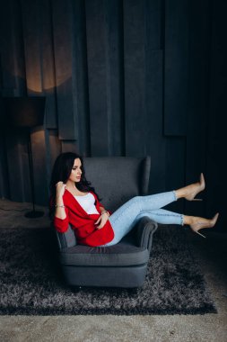 Kırmızı ceketli güzel bir kız. 