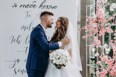 Güzel mutlu gelin ve damat düğün töreninde               