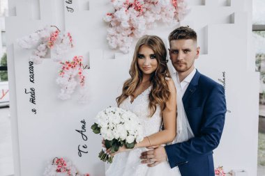 Güzel mutlu gelin ve damat düğün töreninde               