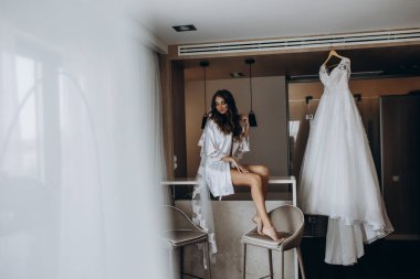 Sabahları evde poz veren beyaz cübbeli ve peçeli güzel gelinin portresi.              