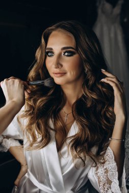 Genç gelin düğün makyajı yapıyor.