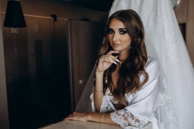 Sabahları evde poz veren beyaz cübbeli ve peçeli güzel gelinin portresi.              