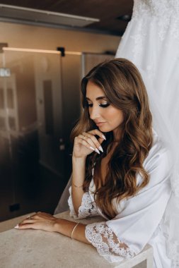 Sabahları evde poz veren beyaz cübbeli ve peçeli güzel gelinin portresi.              