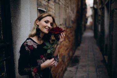 Venedik caddesinde gülleri olan güzel bir kadın, İtalya