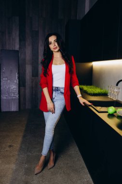 Kırmızı ceketli güzel bir kız. 