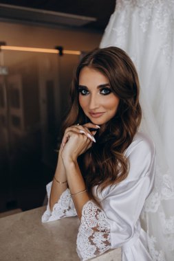 Sabahları evde poz veren beyaz cübbeli ve peçeli güzel gelinin portresi.              