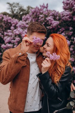 Bahar parkında genç aşıklar 