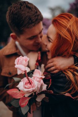 Bahar parkında genç aşıklar 