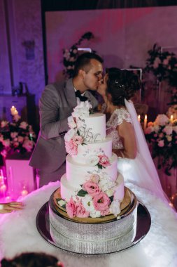 Restoranda düğün pastası olan bir çift..            