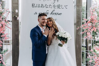 Güzel mutlu gelin ve damat düğün töreninde               