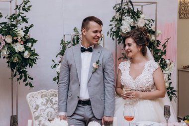 Gelin ve Damat Düğün Resepsiyon. Mutlu yeni evliler           