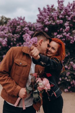 Mutlu çift baharda parkta poz veriyor. 