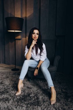 Uzun esmer saçlı bir kızın portresi. Stüdyo fotoğrafı 