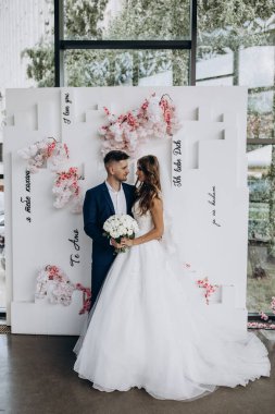 Güzel mutlu gelin ve damat düğün töreninde               