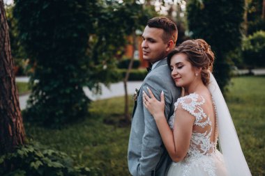 Güzel, mutlu, genç bir çift yaz parkında poz veriyor.       