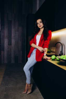 Kırmızı ceketli güzel bir kız. 