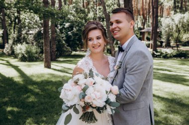 Güzel, mutlu, genç bir çift yaz parkında poz veriyor.       