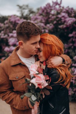 Bahar parkında genç aşıklar 