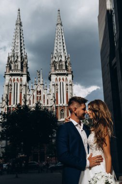 Güzel, genç, mutlu gelin ve damat düğün gününde şehirde         