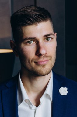 Takım elbiseli yakışıklı bir iş adamının portresi.