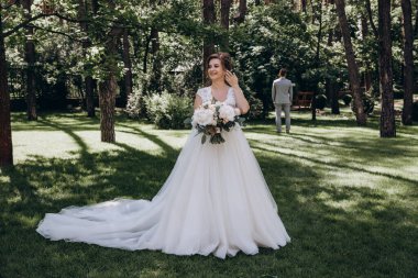 Parkta poz veren mutlu gelin ve damat çifti     