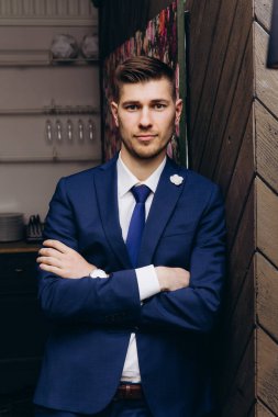 Takım elbiseli yakışıklı bir iş adamının portresi.