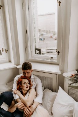 Sabahın köründe genç bir çift yatakta sarılıyor. 