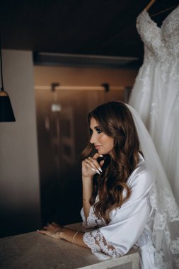 Sabahları evde poz veren beyaz cübbeli ve peçeli güzel gelinin portresi.              