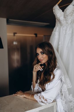 Sabahları evde poz veren beyaz cübbeli ve peçeli güzel gelinin portresi.              