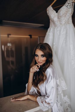 Sabahları evde poz veren beyaz cübbeli ve peçeli güzel gelinin portresi.              