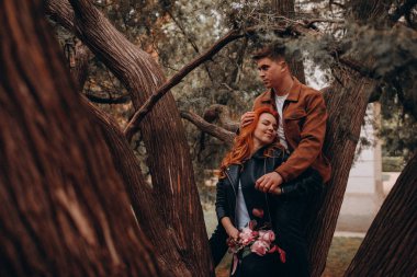 Bahar parkında güzel sevgililer 